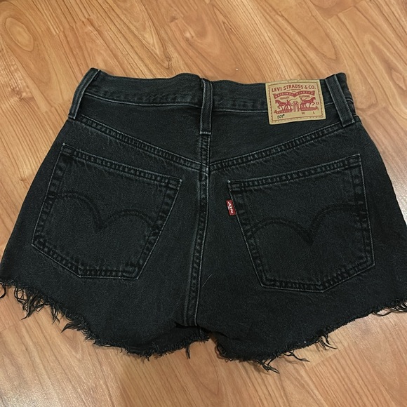 Levi shorts - Picture 2 of 3